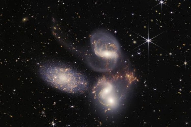 แสดงกาแลคซีสองแห่งในแฝดสามของดาราจักร Arp 248